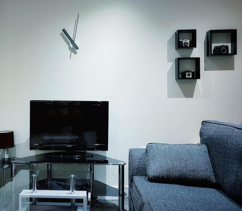 Two Bedroom Luxury Apt With Film Style Суонси Экстерьер фото