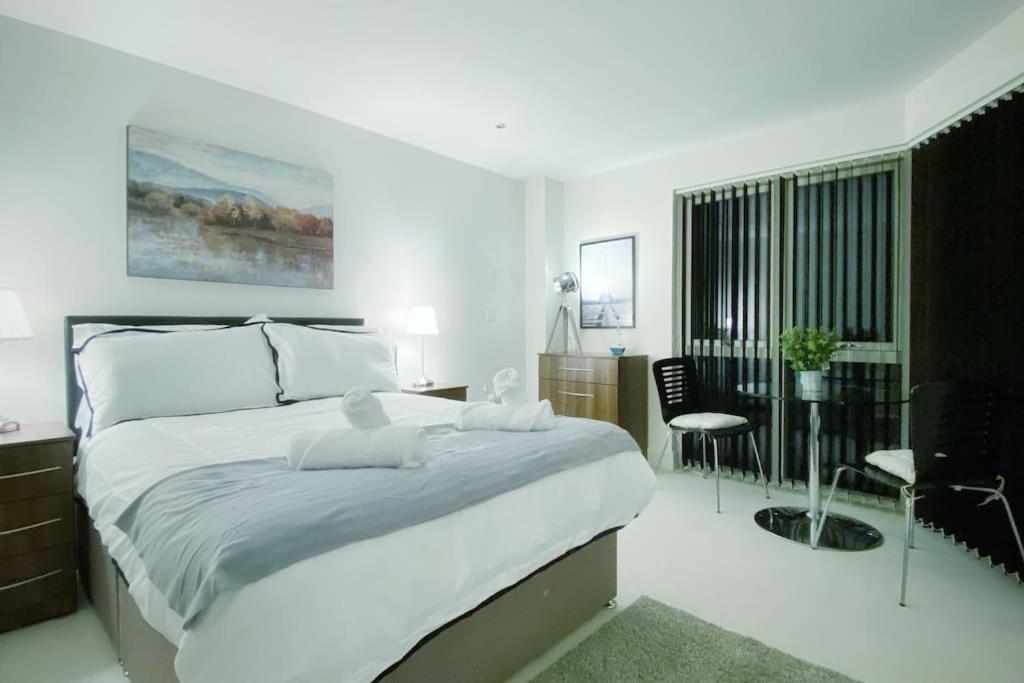 Two Bedroom Luxury Apt With Film Style Суонси Экстерьер фото