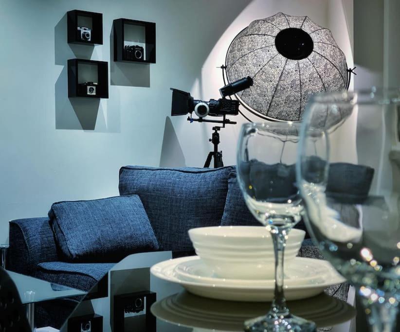 Two Bedroom Luxury Apt With Film Style Суонси Экстерьер фото