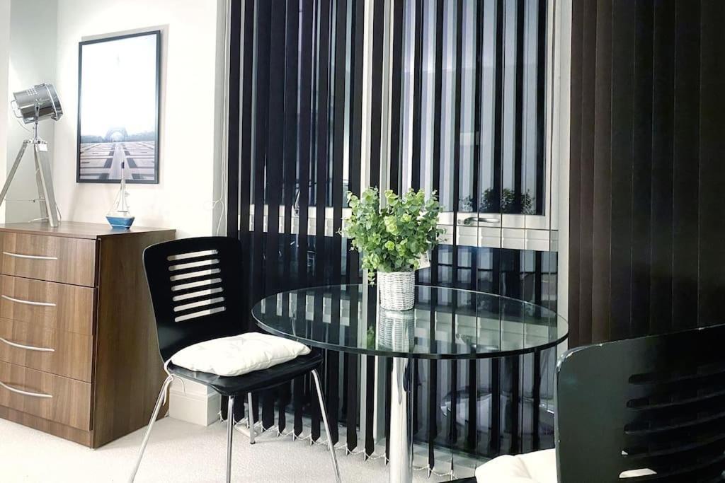 Two Bedroom Luxury Apt With Film Style Суонси Экстерьер фото
